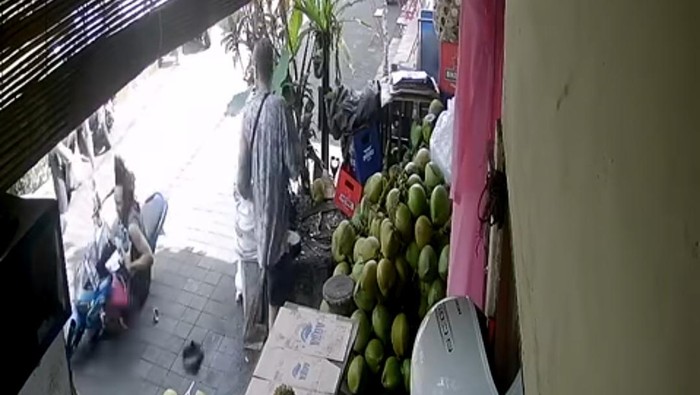 Bule Australia mendorong seorang pemotor hingga terjatuh di Jalan Cempaka Putih, Banjar Penestanan Kaja, Desa Sayan, Kecamatan Ubud, Kabupaten Gianyar.