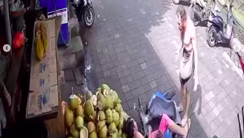 Bule dorong pengendara motor hingga jatuh Bule dorong pengendara motor hingga jatuh
