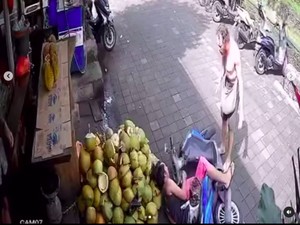 Viral Ulah Bule di Bali, Bugil Pamer Alat Vital-Dorong Pemotor