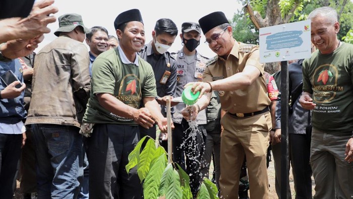 Bupati Bandung Dadang Supriatna