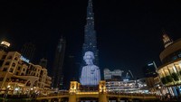 Ratu Elizabeth II ditampilkan dalam proyeksi gedung di malam hari. Ia merupakan penguasa monarki terlama dalam sejarah Inggris dan ikon yang sangat dikenal oleh miliaran orang di seluruh dunia. Kepemimpinannya mengalahkan sang nenek buyut, Ratu Victoria (63 tahun memimpin).