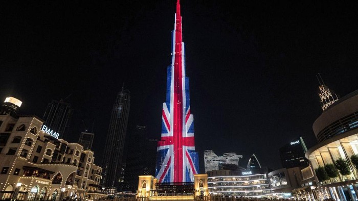 A portrait of Queen Elizabeth II of the United Kingdom is projected upon the Burj Khalifa, the world's tallest building, in the Gulf emirate of Dubai on September 11, 2022, in remembrance of the late monarch who died days earlier. - Queen Elizabeth II, the longest-serving monarch in British history and an icon instantly recognisable to billions of people around the world, died at her Scottish Highland retreat on September 8 at the age of 96. (Photo by Ryan LIM / AFP) (Photo by RYAN LIM/AFP via Getty Images)