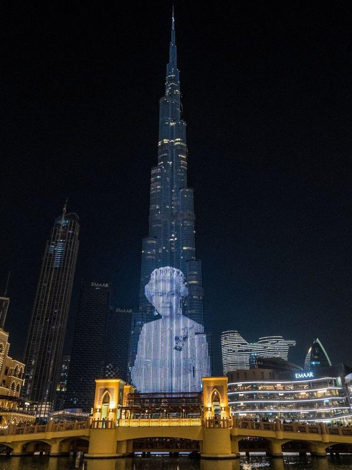 A portrait of Queen Elizabeth II of the United Kingdom is projected upon the Burj Khalifa, the world's tallest building, in the Gulf emirate of Dubai on September 11, 2022, in remembrance of the late monarch who died days earlier. - Queen Elizabeth II, the longest-serving monarch in British history and an icon instantly recognisable to billions of people around the world, died at her Scottish Highland retreat on September 8 at the age of 96. (Photo by Ryan LIM / AFP) (Photo by RYAN LIM/AFP via Getty Images)
