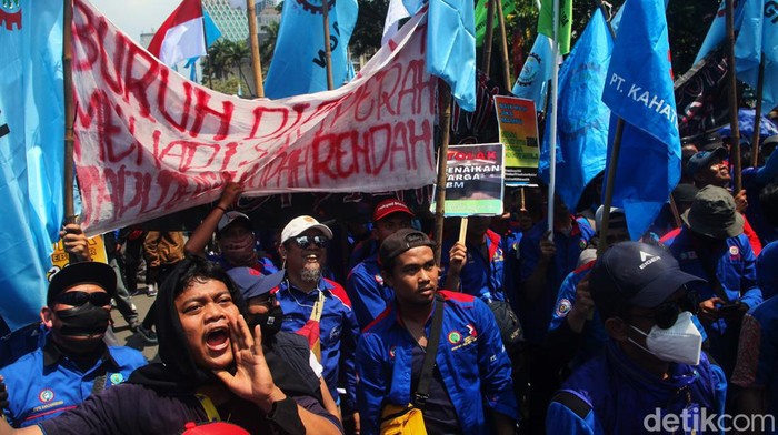Aksi unjuk rasa menolah kenaikan harga BBM kembali digelar di kawasan Patung Kuda, Jakarta, Senin (12/9/2022). Kali ini demo dilakukan oleh massa buruh.