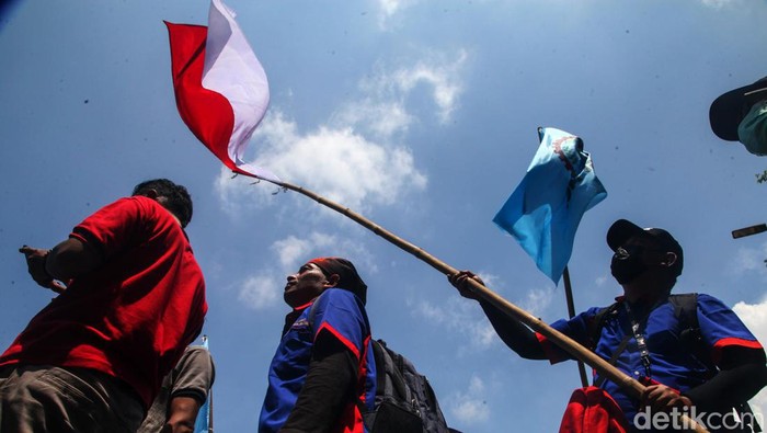 Aksi unjuk rasa menolah kenaikan harga BBM kembali digelar di kawasan Patung Kuda, Jakarta, Senin (12/9/2022). Kali ini demo dilakukan oleh massa buruh.