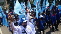 Mereka mengancam akan lakukan mogok nasional bila tuntutan tidak diakomodasi.