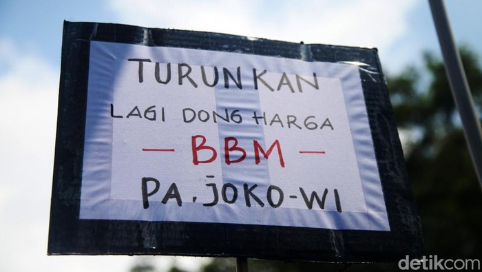 Buruh Demo Tolak Kenaikan Harga BBM di Patung Kuda Aksi unjuk rasa menolah kenaikan harga BBM kembali digelar di kawasan Patung Kuda, Jakarta, Senin (12/9/2022). Kali ini demo dilakukan oleh massa buruh.