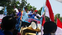Satu mobil komando di tengah massa terlihat memberikan arahan, di kawasan Patung Kuda, Jakarta, Senin (12/9/2022). Massa buruh menilai kenaikan harga BBM membuat efek domino berupa naiknya harga barang lain.