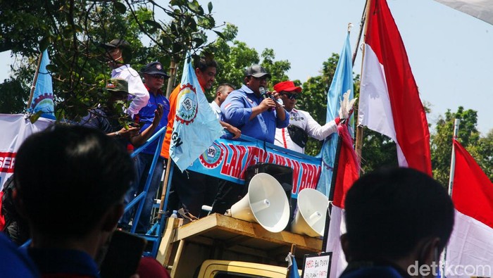 Aksi unjuk rasa menolah kenaikan harga BBM kembali digelar di kawasan Patung Kuda, Jakarta, Senin (12/9/2022). Kali ini demo dilakukan oleh massa buruh.