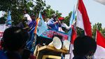 Buruh Demo Tolak Kenaikan Harga BBM di Patung Kuda Jakarta
