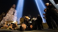 Pengunjung meletakkan karangan bunga di grand zero ledakan yang sudah dijadikan monumen dan museum. Tragedi 21 tahun lalu yang menewaskan hampir 3.000 orang itu menjadi teror terburuk sepanjang sejarah Amerika.