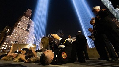 Cahaya Kembar Tembus Langit New York Kenang Tragedi 9/11