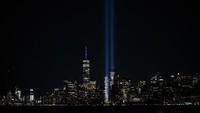 Dua cahaya tersebut diarahkan langung ke atas langit seperti membentuk dua gedung kembar World Trade Center (WTC).