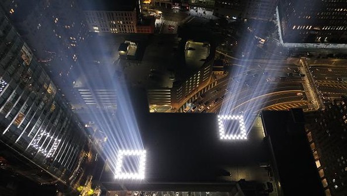 Cahaya Kembar Menembus Langit AS, Kenang Tragedi 9/11 NEW YORK, NEW YORK - SEPTEMBER 11: People take photos at the Tribute In Lights in Lower Manhattan on September 11, 2021 in New York City. The nation is marking the 20th anniversary of the terror attacks of September 11, 2001, when the terrorist group al-Qaeda flew hijacked airplanes into the World Trade Center, Shanksville, PA and the Pentagon, killing nearly 3,000 people. (Photo by Alexi Rosenfeld/Getty Images)