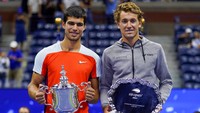 Carlos Alcaraz (kiri) dan Casper Ruud berfoto setelah final tunggal putra kejuaraan tenis US Open. Ini jadi gelar grand slam pertama untuk Alcaraz. Petenis asal Spanyol itu pun mengukir sejarah lewat kesuksesannya di Flushing Meadows ini.
