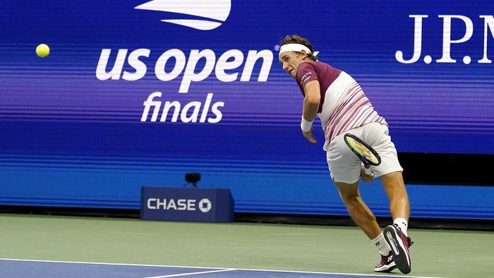 Carlos Alcaraz, of Spain, returns a shot to Casper Ruud, of Norway, during the men's singles final of the U.S. Open tennis championships, Sunday, Sept. 11, 2022, in New York. (AP Photo/Charles Krupa)