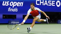 Petenis asal Spanyol Carlos Alcaraz mengembalikan bola petenis Norwegia, Casper Ruud,  pada final tunggal putra kejuaraan tenis US Open di New York, Minggu (11/9/2022). Pertarungan keduanya tak cuma memperebutkan gelar juara. Pertandingan ini juga menentukan siapa yang akan menempati peringkat satu dunia.
