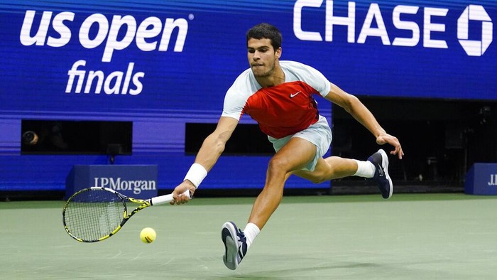 Carlos Alcaraz Raih Gelar Perdana Grand Slam Usai Menang US Open Carlos Alcaraz, of Spain, returns a shot to Casper Ruud, of Norway, during the men's singles final of the U.S. Open tennis championships, Sunday, Sept. 11, 2022, in New York. (AP Photo/Charles Krupa)
