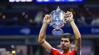 Alcaraz juga menjadi remaja pertama yang memuncaki peringkat ATP. Alcaraz menggusur Daniil Medvedev yang tersingkir di babak keempat US Open 2022. (AP/Matt Rourke)
