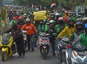 Demo BBM, Ribuan Ojol Tuntun Motor dan Konvoi di Alun-alun Serang