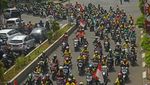 Demo BBM, Ribuan Ojol Tuntun Motor dan Konvoi di Alun-alun Serang