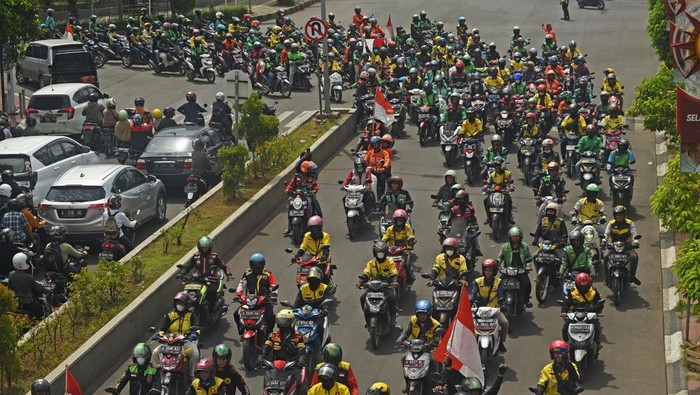 Sejumlah pengemudi ojek online (ojol) melakukan konvoi saat berunjuk rasa di alun-alun Serang, Banten, Senin (12/9/2022). Mereka menuntut kenaikan pendapatan serta peningkatan kesejahteraan setelah pemerintah menaikkan harga bahan bakar minyak (BBM). ANTARA FOTO/Asep Fathulrahman/aww.