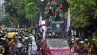 Para pengemudi ojek juga tampak membawa alat peraga seperti poster hingga spanduk. Termasuk satu mobil komando yang berada di barisan terdepan.