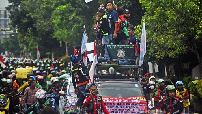 Sejumlah pengemudi ojek online (ojol) melakukan konvoi saat berunjuk rasa di alun-alun Serang, Banten, Senin (12/9/2022). Mereka menuntut kenaikan pendapatan serta peningkatan kesejahteraan setelah pemerintah menaikkan harga bahan bakar minyak (BBM). ANTARA FOTO/Asep Fathulrahman/aww.