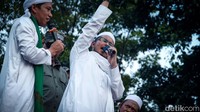 Habib Muhammad bin Husein Alatas berorasi di atas mobil komando dalam aksi 1209 bersama Gerakan Nasional Pembela Rakyat (GNPR) di patung kuda, Jl Medan Merdeka Barat, Jakarta Pusat, Senin (12/9/2022).