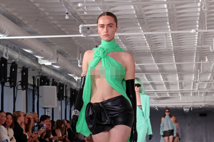 Ella Emhoff NEW YORK, NEW YORK - SEPTEMBER 10: Ella Emhoff walks the runway during the S/S 2023 Prabal Gurung fashion show during New York Fashion Week at United Nations Plaza on September 10, 2022 in New York City. (Photo by Taylor Hill/FilmMagic)