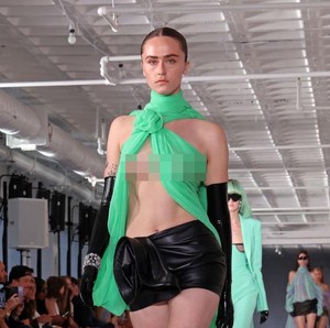 Gaya Putri Tiri Wapres AS Ella Emhoff Pamer Payudara di New York Fashion Week Gaya Putri Tiri Wapres AS Ella Emhoff Pamer Payudara di New York Fashion Week
