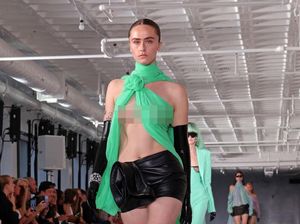 Gaya Putri Tiri Wapres AS Ella Emhoff Pamer Payudara di New York Fashion Week