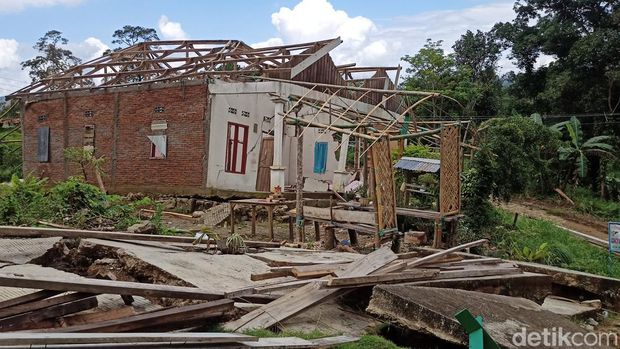 Kondisi rumah warga di Desa Labuku, Kabupaten Enrekang, Sulawesi Selatan (Sulsel).