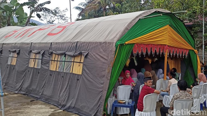 Jusman dan Nur Paslin, warga Kabupaten Enrekang, Sulawesi Selatan (Sulsel) melangsungkan resepsi pernikahan di tenda pengungsian.