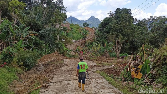Pemkab Enrekang, Sulawesi Selatan (Sulsel) berencana merelokasi seluruh warga Desa Labuku akibat fenomena tanah bergerak.