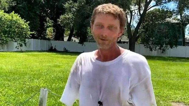 Tangan kanan traveler bernama Eric Merda hilang digigit buaya