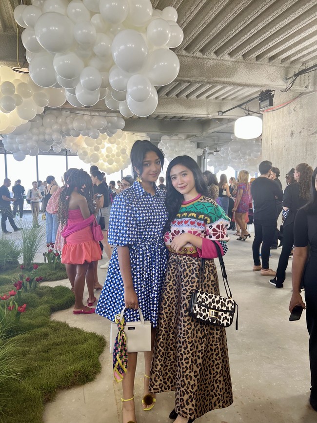 Aktris Hollywood lainnya yang diajak Febby foto bersama adalah Maitreyi Ramakrishnan. Pemeran serial Netflix Never Have I Ever itu tampil girly dengan shirtdress biru bergaya retro.  (Foto: Dok. Kate Spade New York)
