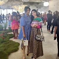 Aktris Hollywood lainnya yang diajak Febby foto bersama adalah Maitreyi Ramakrishnan. Pemeran serial Netflix Never Have I Ever itu tampil girly dengan shirtdress biru bergaya retro.  (Foto: Dok. Kate Spade New York)