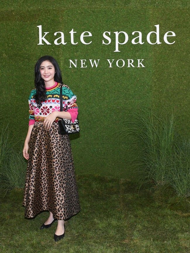 Ini potret cantik Feby Rastanty untuk fashion show Kate Spade. Ia tampil playful dengan tabrak motif. Sweater berwarnanya dipadankan dengan rok motif leopard. Foto: Dok. Kate Spade New York