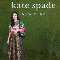 Ini potret cantik Feby Rastanty untuk fashion show Kate Spade. Ia tampil playful dengan tabrak motif. Sweater berwarnanya dipadankan dengan rok motif leopard. Foto: Dok. Kate Spade New York