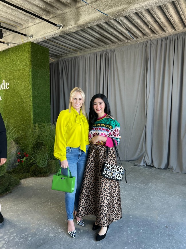 Di acara fashion show tersebut, Feby sempat berpose dengan Rebel Wilson. Foto: Dok. Kate Spade New York
