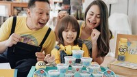 Sebagai ayah, Ringgo Agus Rahman ingin selalu membahagiakan anaknya. Meja penuh dengan makanan bertema minion sengaja dihadirkan untuk putranya, Bjorka. Foto: Instagram/ringgoagus