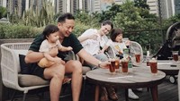 Ringgo Agus Rahman juga seringkali membawa keluarganya untuk hangout. Di kafe yang satu ini, anak-anaknya dibebaskan minum dan memesan semua makanan yang diinginkannya. Foto: Instagram/ringgoagus