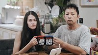 Keseharian Ringgo dan istrinya, Sabai Morscheck juga kerap tampil kocak. Keduanya memamerkan momen bersantai bersama di ruang makan sambil minum segelas air dengan penampilan yang berantakan. Foto: Instagram/ringgoagus