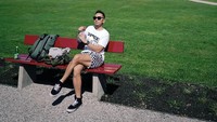 Ringgo Agus Rahman juga senang berpetualang. Pergi jauh ke Swiss, dirinya tampak asyik bersantai sambil menikmati minuman yang segar. Foto: Instagram/ringgoagus
