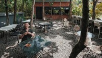 Disela-sela kesibukannya Ringgo Agus Rahman senang hangout ke kafe. Kafe yang hijau dan asri dipilih jadi tempat rehatnya. Foto: Instagram/ringgoagus