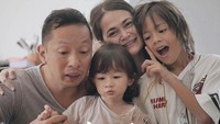 Perayaan ulang tahun Ringgo Agus Rahman bulan Agustus lalu dirayakan dengan sederhana tetapi hangat. Ada kue yang manis beserta anak dan istri yang menemaninya. Foto: Instagram/ringgoagus