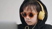 Menyoroti isu tersebut, Ringgo Agus Rahman bahkan menyulap anaknya bergaya seperti hacker. Aksi kocaknya menyebutkan bahwa masyarakat tak perlu mencurigai keluarganya. Foto: Instagram/ringgoagus
