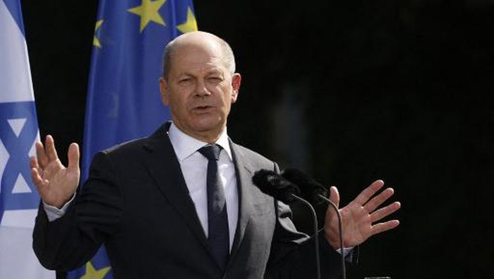 German Chancellor Olaf Scholz speaks during a joint press conference with  Israeli Prime Minister after talks in the garden of the Chancellery in Berlin, Germany, on September 12, 2022. (Photo by MICHELE TANTUSSI / AFP)