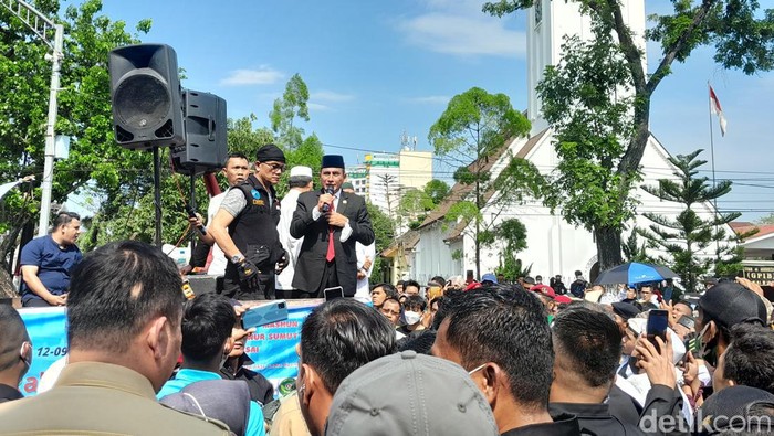 Gubsu Edy Rahmayadi saat menerima massa demo tolak kenaikan harga BBM